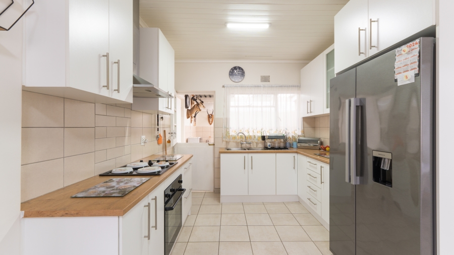 4 Bedroom Property for Sale in Peerless Park Western Cape